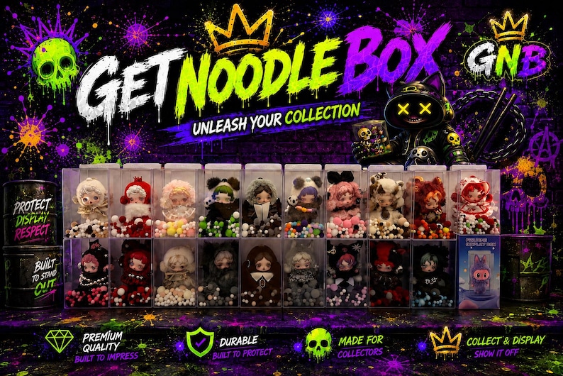 K&ouml;nnte beinhalten: Eine Sammlung kleiner Charakterfiguren in einzelnen durchsichtigen Kunststoffboxen, angeordnet in zwei Reihen. Der Hintergrund zeigt neon-gr&uuml;ne und violette Graffiti-Schriftz&uuml;ge mit dem Text GET NOODLE BOX und UNLEASH YOUR COLLECTION.