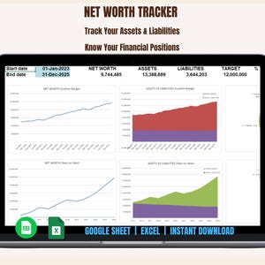 Pode incluir: Um ecrã de laptop mostra um rastreador de patrimônio líquido com gráficos e dados financeiros. O texto diz "NET WORTH TRACKER" e "Track Your Assets & Liabilities". A tela mostra dados de 01-Jan-2023 a 31-Dez-2025, com uma meta de 12.000.000.