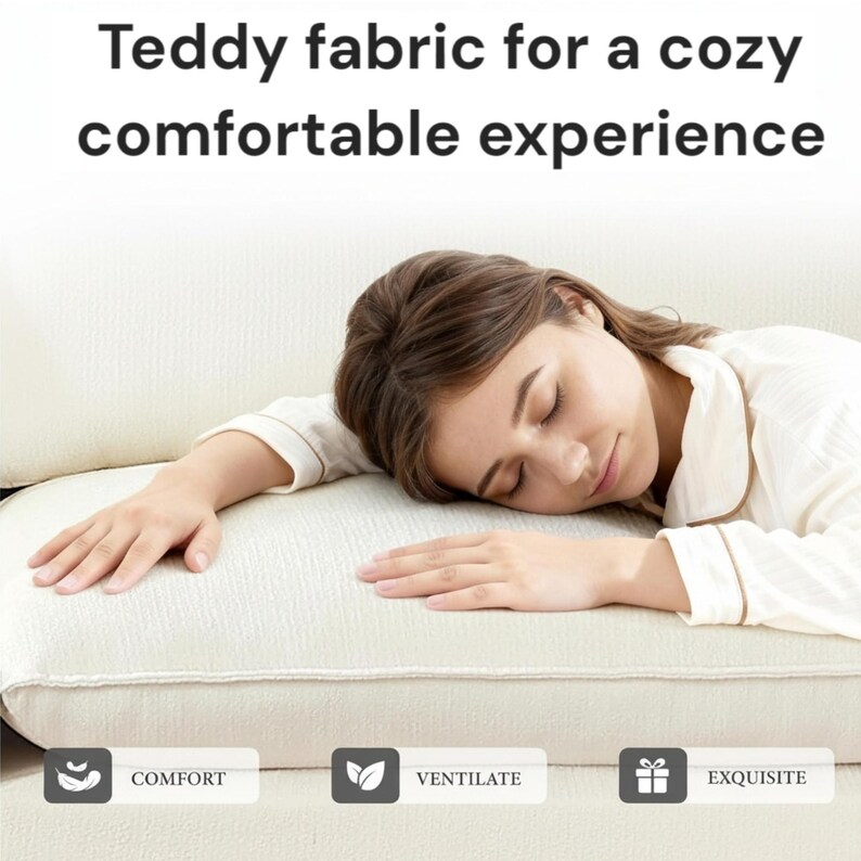 Pode incluir: Uma almofada de sof&aacute; cor de creme feita de tecido teddy texturizado. O texto "Teddy fabric for a cozy comfortable experience" &eacute; exibido no topo. Tr&ecirc;s &iacute;cones retangulares na parte inferior apresentam as palavras "COMFORT", "VENTILATE" e "EXQUISITE".