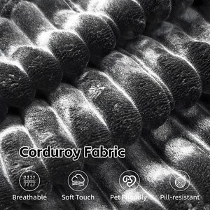 Op de afbeelding: Close-up van zwarte corduroy stof. De afbeelding toont de textuur en het patroon van de stof, met de woorden "Corduroy Fabric" en pictogrammen die aangeven dat het ademend, zacht aanvoelt, huisdiervriendelijk en pilbestendig is.