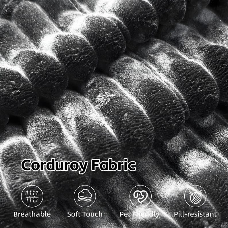 Op de afbeelding: Close-up van zwarte corduroy stof. De afbeelding toont de textuur en het patroon van de stof, met de woorden "Corduroy Fabric" en pictogrammen die aangeven dat het ademend, zacht aanvoelt, huisdiervriendelijk en pilbestendig is.