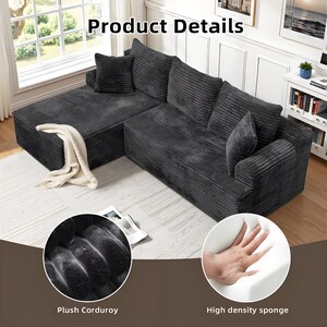 Op de afbeelding: Een donkergrijze hoekbank van corduroy met meerdere kussens en een chaise longue. De afbeelding bevat de tekst "Product Details", "Plush Corduroy" en "High density sponge". Een cr&egrave;mekleurige deken is over de chaise longue gedrapeerd.
