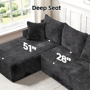 Op de afbeelding: Een donkergrijze corduroy hoekbank met een diep zitontwerp. De chaise longue is 130 cm lang en de zitting is 71 cm diep. Inclusief een bijpassend kussen.