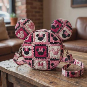 Bolsa transversal rosa patchwork com orelhas de rato, acolchoada, com retrato de personagem, estampa preta e rosa, bolsa de mão fofa e divertida para viagens, ideal para presente.
