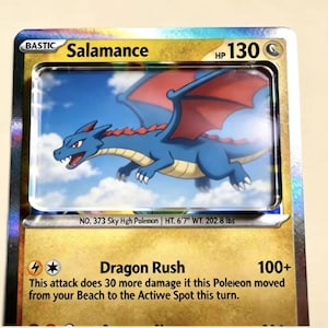 Pu&ograve; includere: Una carta collezionabile olografica raffigurante una creatura blu simile a un drago con ali rosse che vola contro un cielo azzurro con nuvole bianche. La carta mostra il nome Salamance, 130 HP e testo tra cui Dragon Rush 100+, No. 373 Sky High Pokemon, HT. 2,01 m e WT. 92 kg.