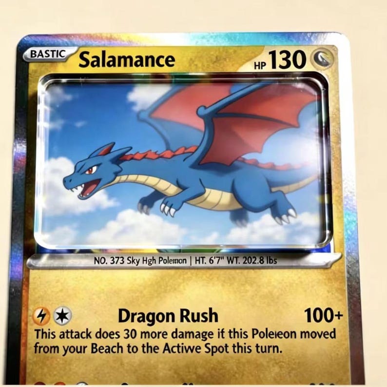 Pu&ograve; includere: Una carta collezionabile olografica raffigurante una creatura blu simile a un drago con ali rosse che vola contro un cielo azzurro con nuvole bianche. La carta mostra il nome Salamance, 130 HP e testo tra cui Dragon Rush 100+, No. 373 Sky High Pokemon, HT. 2,01 m e WT. 92 kg.