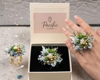 Anello fatto a mano con fiore secco blu, gioiello floreale boho regolabile, accessorio botanico ispirato alla natura.