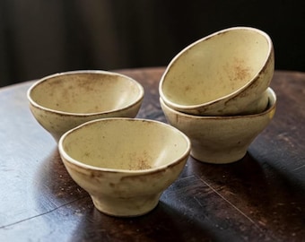 Rustykalna kamionkowa miska na sos, ręcznie robiona ceramiczna miska do maczania na nóżkach, mała zastawa stołowa na przekąski
