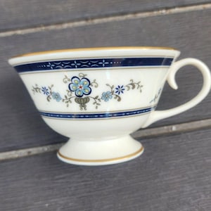 Gorham Fine China Teetasse mit Frühlingslorbeer-Verzierung und Goldakzenten, hergestellt in den USA