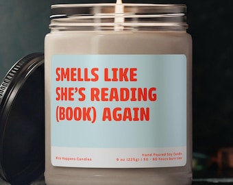 Candela profumata "Smells Like She's Reading Book", libro personalizzato, romanzo preferito personalizzato, regalo per amanti dei libri e autori, regalo a tema libri preferiti