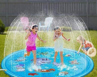 Alfombra de juegos acuáticos para niños con rociador.