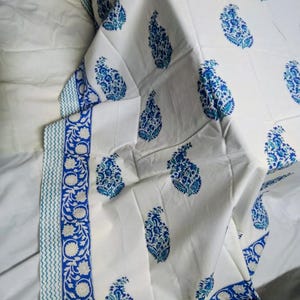 Blauw tafelkleed met handblokprint en bloemenprint – katoenen tafelkleed met elegante rand