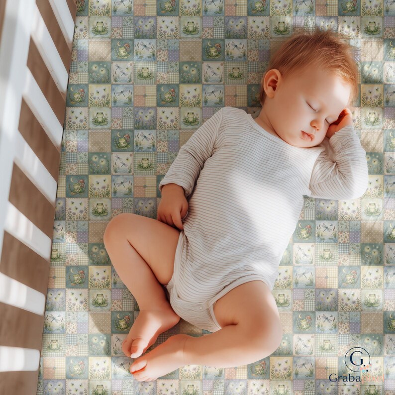 K&ouml;nnte beinhalten: Ein schlafendes Baby in einem Kinderbett, das einen gestreiften Strampler tr&auml;gt, liegt auf einer Patchwork-Decke. Die Decke hat ein sich wiederholendes Muster aus Quadraten mit skurrilen Illustrationen von Fr&ouml;schen, Eulen, Libellen und floralen Elementen in sanften Pastellfarben.