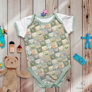 K&ouml;nnte beinhalten: Ein Baby-Body mit einem Patchwork-Design mit Eulen, Fr&ouml;schen und floralen Mustern in Pastellfarben. Der Body hat wei&szlig;e &Auml;rmel und eine hellgr&uuml;ne Einfassung. Der Hintergrund umfasst Holzspielzeug.