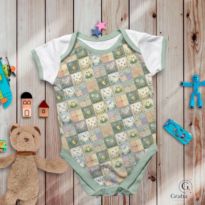 K&ouml;nnte beinhalten: Ein Baby-Body mit einem Patchwork-Design mit Eulen, Fr&ouml;schen und floralen Mustern in Pastellfarben. Der Body hat wei&szlig;e &Auml;rmel und eine hellgr&uuml;ne Einfassung. Der Hintergrund umfasst Holzspielzeug.