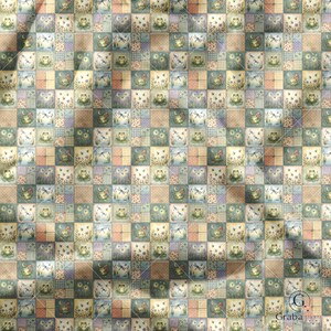 K&ouml;nnte beinhalten: Ein Patchwork-Quilt mit einem sich wiederholenden Muster aus Quadraten. Jedes Quadrat zeigt skurrile Illustrationen von Fr&ouml;schen, Libellen, Monden und Blumen in sanften Pastellfarben. Der Quilt hat eine Vintage- und handwerkliche &Auml;sthetik.