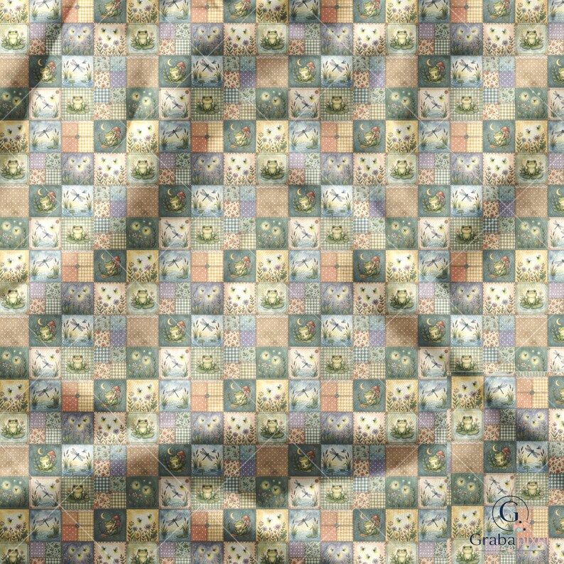 K&ouml;nnte beinhalten: Ein Patchwork-Quilt mit einem sich wiederholenden Muster aus Quadraten. Jedes Quadrat zeigt skurrile Illustrationen von Fr&ouml;schen, Libellen, Monden und Blumen in sanften Pastellfarben. Der Quilt hat eine Vintage- und handwerkliche &Auml;sthetik.