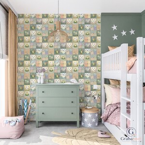 K&ouml;nnte beinhalten: Kinderzimmer mit Patchwork-Tapete mit quadratischen Mustern mit Blumen- und Froschmotiven. Unter der Tapete befindet sich eine hellgr&uuml;ne Kommode mit drei Schubladen. Ein wei&szlig;es Etagenbett und ein Aufbewahrungsbeh&auml;lter mit Sternenmuster befinden sich ebenfalls im Raum.