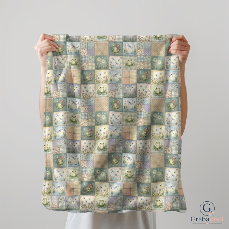 K&ouml;nnte beinhalten: Eine Patchwork-Decke mit einem sich wiederholenden Muster aus Quadraten. Jedes Quadrat zeigt Illustrationen von Fr&ouml;schen, Libellen, Blumen und Monden in Pastellt&ouml;nen. Das Design schafft eine gem&uuml;tliche, von der Natur inspirierte &Auml;sthetik.