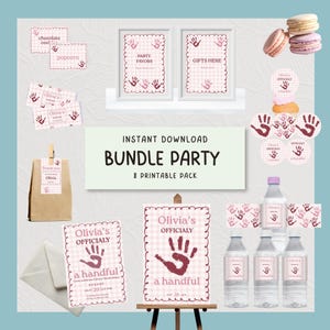Pode incluir: Um conjunto de festa imprimível com tema de xadrez rosa e gráficos de impressões de mãos. Inclui convites, etiquetas, rótulos para garrafas de água e placas com texto como Olivia's Officially a Handful, Party Favors e Gifts Here.