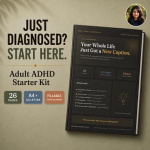 Może przedstawiać: Produkt cyfrowy zatytułowany Adult ADHD Starter Kit, zawierający 26 stron w formatach A4 i US Letter. Czarna okładka zawiera tekst: Just Diagnosed? Start Here. Your Whole Life Just Got a New Caption. Zawiera arkusze do wypełnienia, ściągi oraz ikonę żarówki.