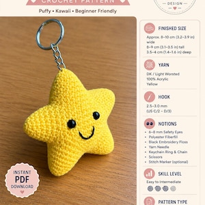 Puede incluir: Un llavero de estrella amarilla de ganchillo con una cara sonriente. El llavero mide aproximadamente 8-10 cm de ancho y 8-9 cm de alto. El texto en la imagen dice "Cute Star Keychain" y "Crochet Pattern".