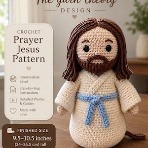 Puede incluir: Muñeco de Jesús tejido a ganchillo, con túnica crema y cinturón azul, cabello y barba castaños. El texto dice "CROCHET Prayer Jesus Pattern" y "TAMAÑO FINAL 24-26,5 cm de alto (9,5-10,5 pulgadas)". Diseño de "The yarn theory".