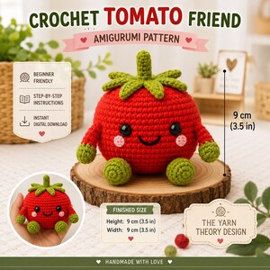 Op de afbeelding: Een rode gehaakte amigurumi tomaat met een groene steel, armen en voeten, voorzien van zwarte veiligheidsoogjes en roze wangen. De tekst luidt CROCHET TOMATO FRIEND AMIGURUMI PATTERN, THE YARN THEORY DESIGN, met een hoogte en breedte van 9 cm.