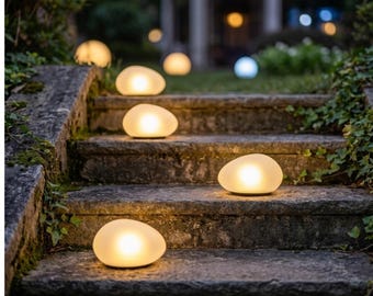 Juego de luces solares de jardín con forma de guijarro, impermeables y de luz cálida para exteriores.