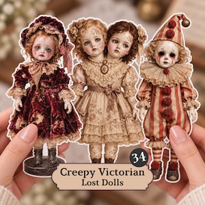 Può includere: Tre adesivi fustellati di bambole: una con un abito di velluto rosso scuro, una bambola siamese con un abito beige a fiori e un clown con un costume a righe rosse e bianche. Il testo 34 Creepy Victorian Lost Dolls è stampato qui sotto.