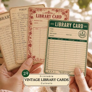 Puede incluir: Una colección de fichas de biblioteca rectangulares de papel con diseños vintage. Una ficha es de color verde oscuro con el texto LIBRARY CARD y una cuadrícula numerada. Otra es de color crema con bordes florales rojos y el texto LIBRARY CARD.