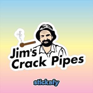 Peut inclure: Un autocollant avec une illustration de dessin animé d'un homme barbu portant un chapeau, fumant une pipe. Le texte "Jim's Crack Pipes" est affiché, avec "stickafy" en bas. Le fond présente un dégradé de couleurs.