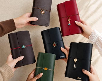 Personalisierte Leder Travelers Notebook, A5 Trifold Journal Cover, Benutzerdefinierter Name Pflanzlich gegerbtes Leder Planer, Geschenk für Sie