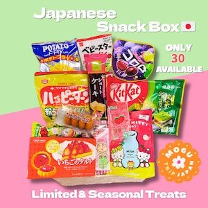 以下が含まれることがあります： 様々な日本のお菓子が入ったスナックボックス。ポテトチップス、キットカット、その他のお菓子が含まれています。「Japanese Snack Box」と「Limited & Seasonal Treats」の文字がピンクと緑の背景に表示されています。