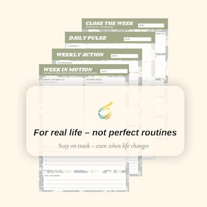 Op de afbeelding: Een stapel olijfgroene en witte plannerpagina's met titels als "Close the Week" en "Daily Pulse". De tekst "For real life - not perfect routines" en "Stay on track - even when life changes" is ook zichtbaar.