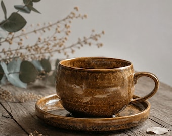 Juego de taza y platillo de cerámica hechos a mano, taza de gres marrón rústico, diseño Wabi Sabi.