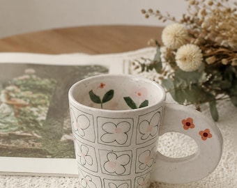 Taza de cerámica hecha a mano, taza de café floral pintada a mano, asa redonda extragrande, cerámica estilo cottagecore.
