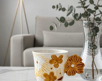 Taza de cerámica hecha a mano con diseño floral, asa esculpida con motivos florales, vajilla artesanal, diseño cottagecore.