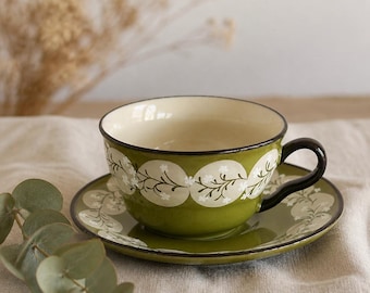 Juego de taza y platillo de cerámica verde oliva hecho a mano: Taza de cerámica esmaltada con diseño floral de enredaderas.
