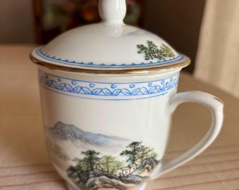 Taza de té china antigua Famille Rose con tapa - Pintura a mano con paisaje de un pueblo de montaña de Shanshui