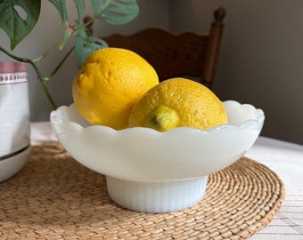 Bol de pedestal de vidrio opalino vintage de E.O. Brody, bombonera festoneada de mediados de siglo.