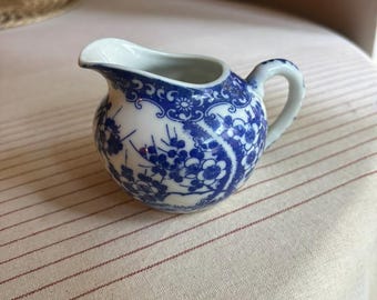 Jarra de crema de porcelana japonesa vintage de los años 50 con diseño de flores de cerezo azules y blancas.
