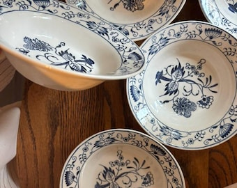 Ciotola vintage Royal China con bordo blu a cipolla, motivo "Doorn".