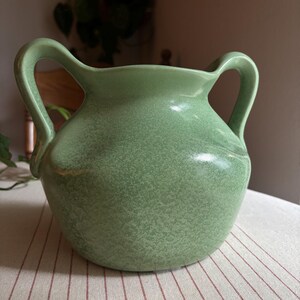 Vintage Haeger Eve vaas | Geraniumgroene vaas met dubbele handgreep, art nouveau keramiek (jaren 1920)