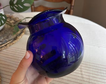 Jarrón de vidrio soplado azul cobalto – Borde ondulado tipo pañuelo, cuenco de vidrio artístico de mediados de siglo