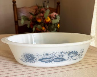Zapiekanka z niebieską cebulą w stylu vintage Glasbake J-235 | Owalna forma do pieczenia ze szkła mlecznego o pojemności 1 kwarty
