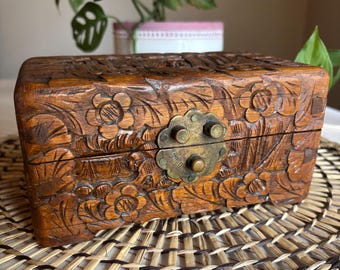 Caja de joyería vintage de madera de alcanfor tallada a mano, caja de baratijas floral asiática de mediados de siglo.