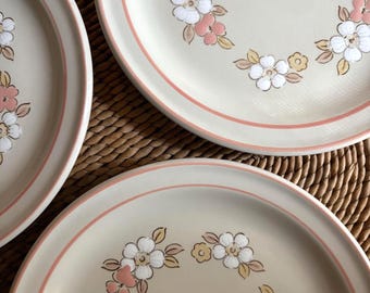 Juego de platos de ensalada Vintage Hearthside / Gres con diseño floral Fleur de Bois color melocotón (juego de 4)