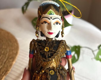 Adorno de marioneta Wayang Golek indonesia antigua – Arte popular en madera tallada a mano