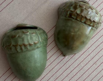 Jarrón de pared vintage de cerámica Frankoma con forma de bellota – Esmalte rutilado verde pradera, modelo 190